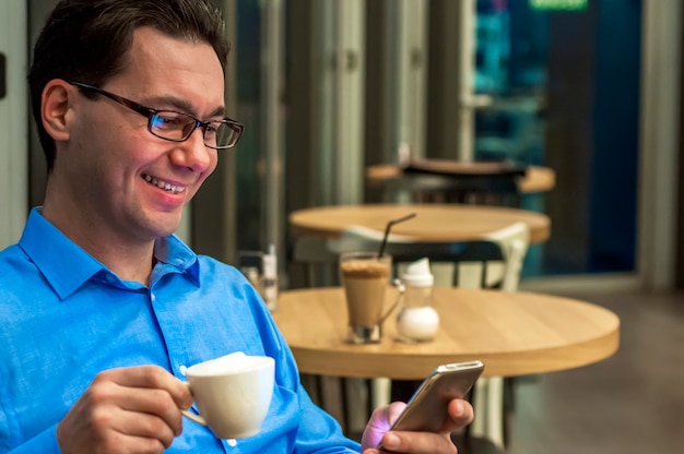 Business professional testing a new app on their smartphone at a cafe